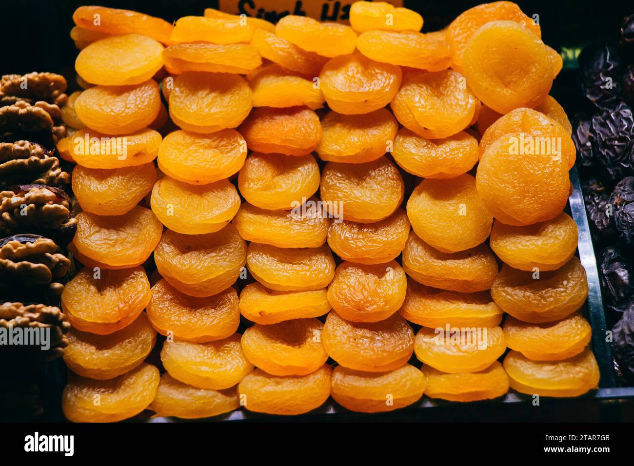 Haufen süßer getrockneter Aprikosen natürliches Erntekonzept für getrocknete Früchte Stockfoto