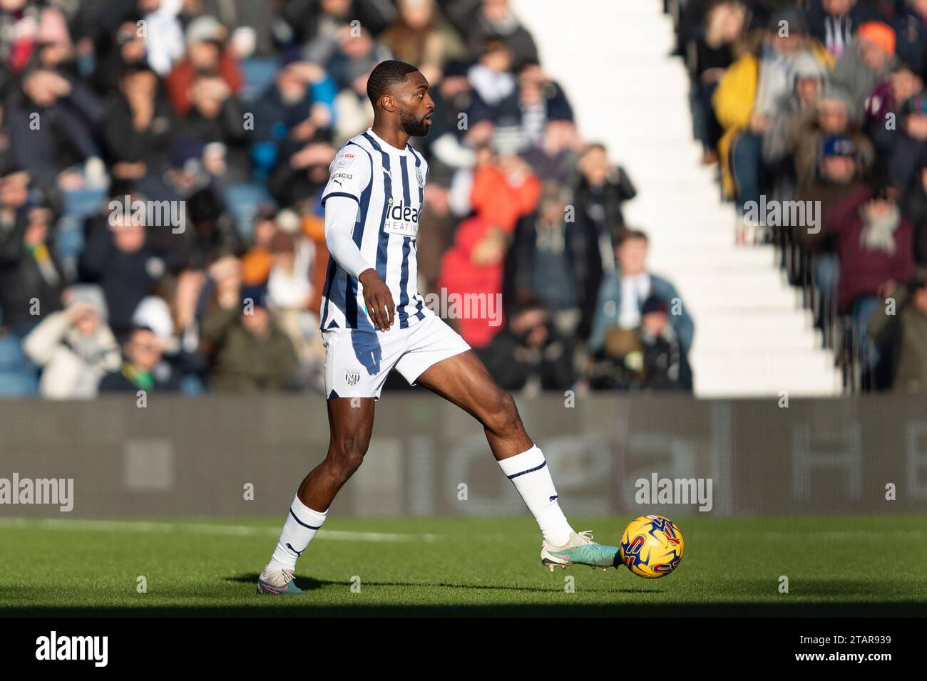 Semi Ajayi aus West Bromwich während des Sky Bet Championship Matches zwischen West Bromwich Albion und Leicester City bei den Hawthorns, West Bromwich am Samstag, den 2. Dezember 2023. (Foto: Gustavo Pantano | MI News) Credit: MI News & Sport /Alamy Live News Stockfoto