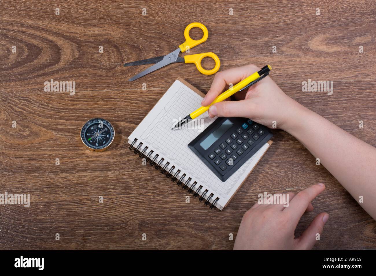 Handschrift in einem weißen Notizbuch auf braunem Hintergrund Stockfoto