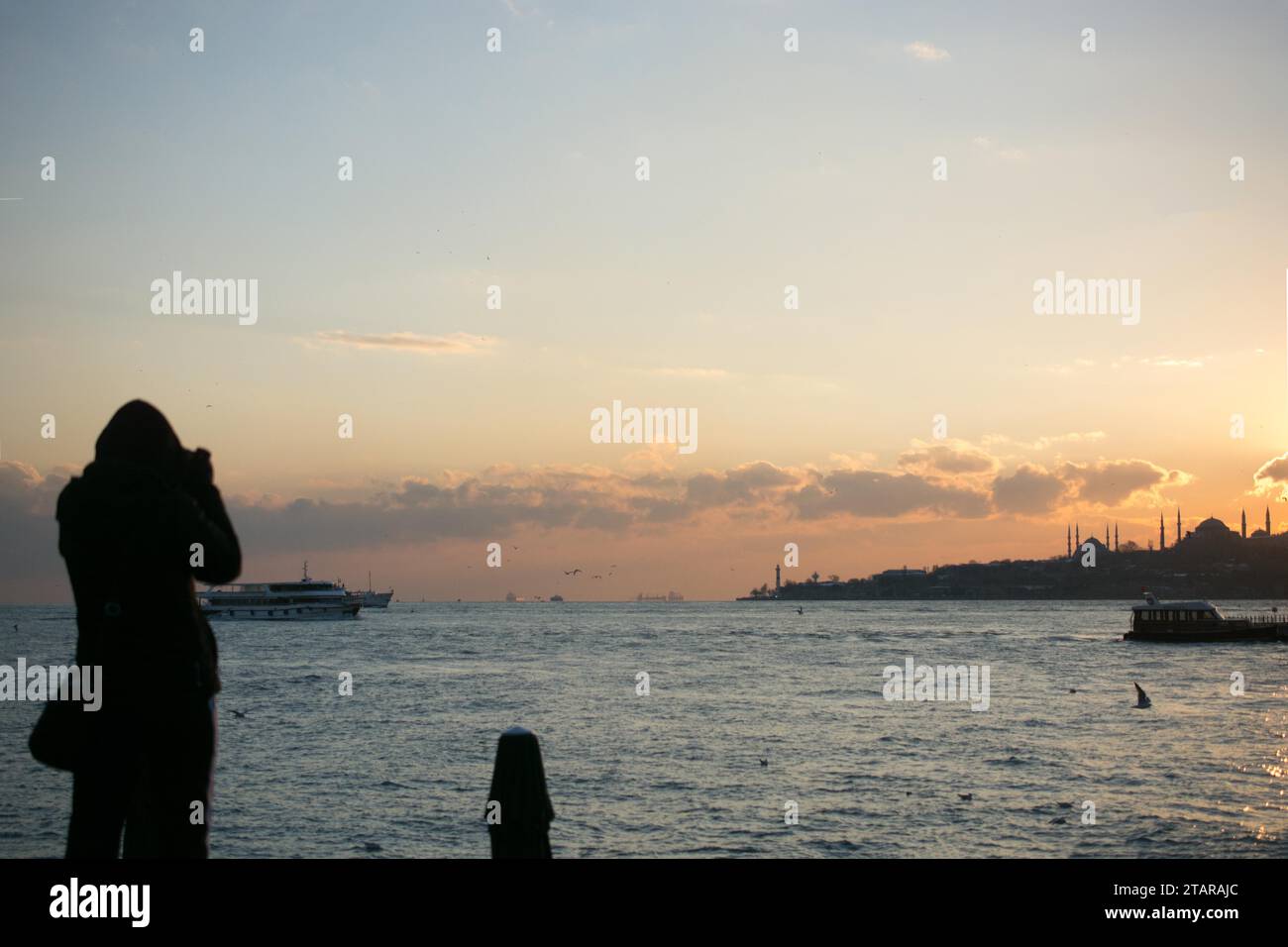 Blick vom Maiden-Turm am Abend, mit der Hagia Sophia und der Blauen Moschee in der Ferne Stockfoto