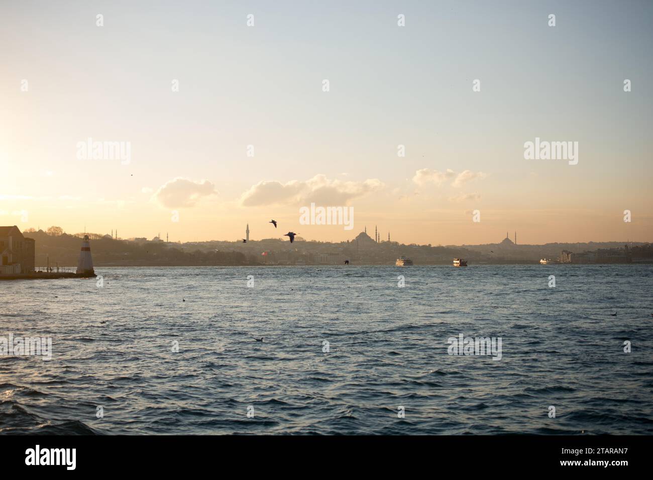 Blick vom Maiden-Turm am Abend, mit der Hagia Sophia und der Blauen Moschee in der Ferne Stockfoto