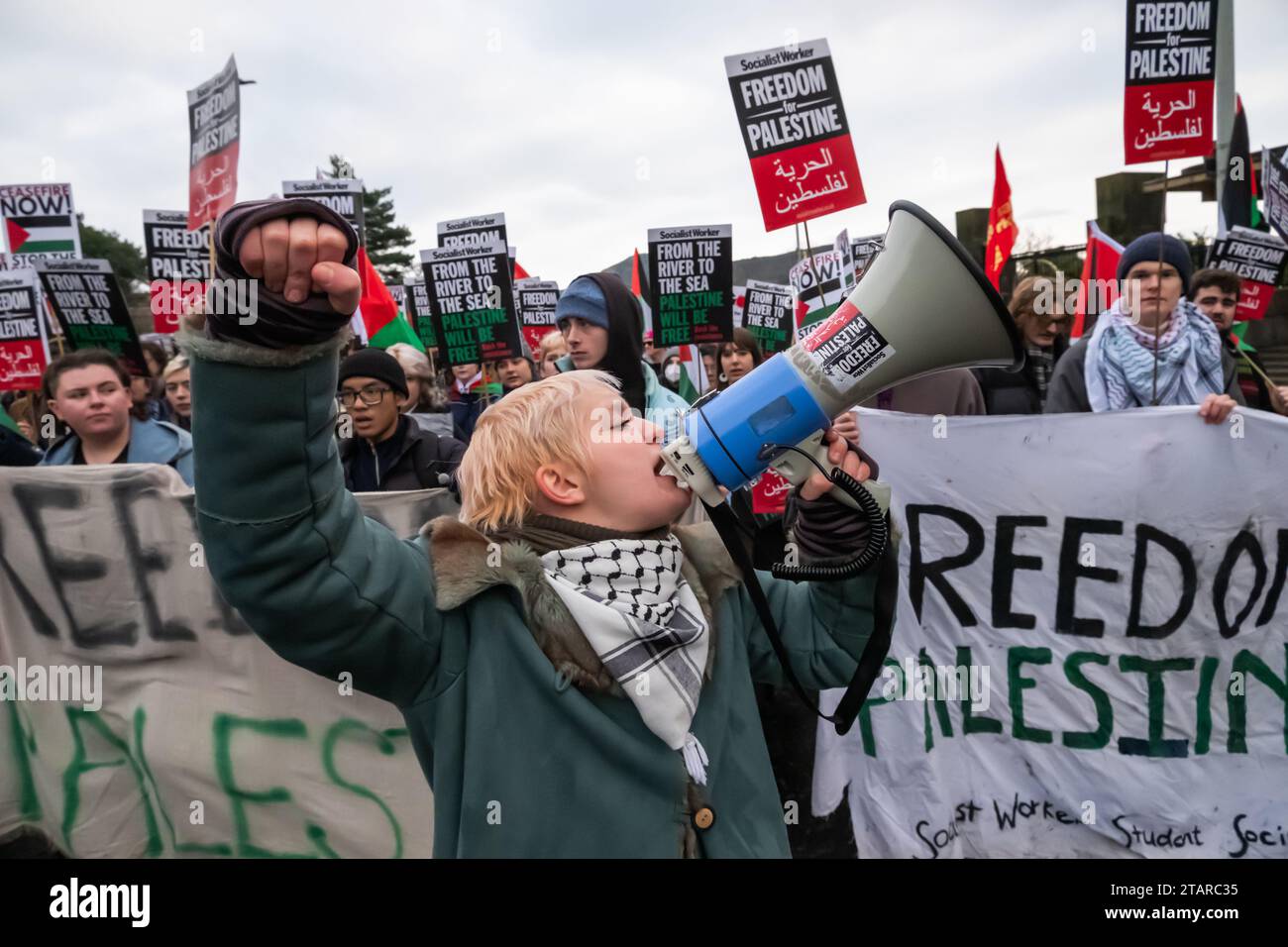 Edinburgh, Schottland, Großbritannien. Dezember 2023. Menschen, die Palästina unterstützen, versammeln sich auf der Regent Terrace, um gegen den andauernden israelisch-palästinensischen Konflikt zu protestieren und dann auf die Straße zu gehen, um durch die Stadt zum schottischen Parlament zu marschieren. Quelle: Skully/Alamy Live News Stockfoto