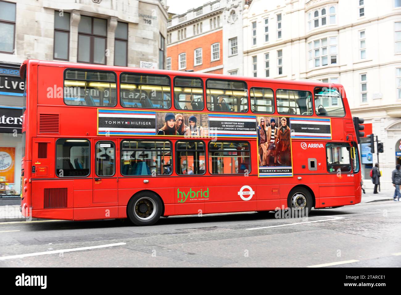 Doppeldeckerbus mit Werbung, Hybrid, London, London, Region London, England, Großbritannien Stockfoto