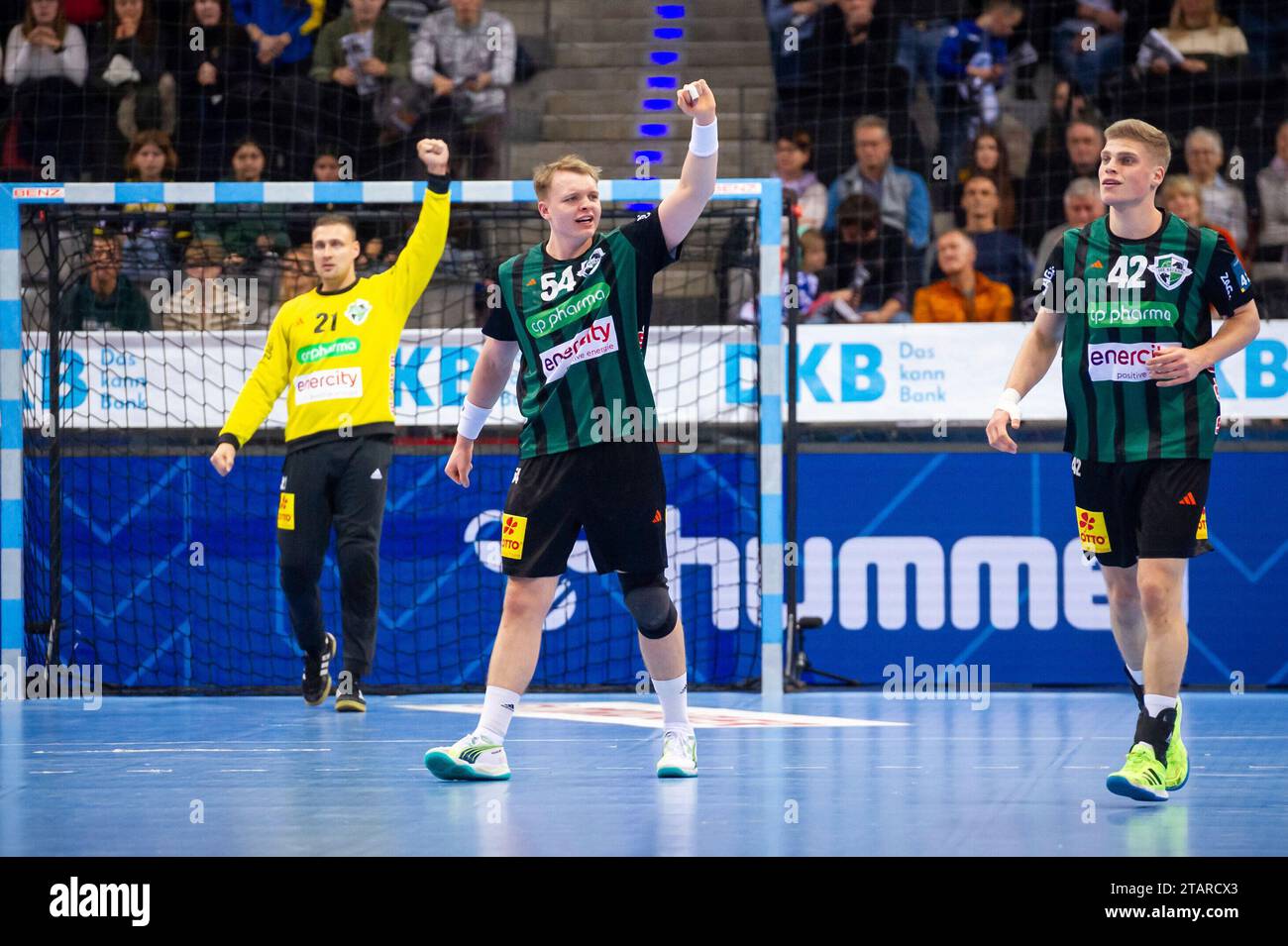 Justus Fischer (TSV Hannover-Burgdorf, #54) und Dario Quenstedt (TSV Hannover-Burgdorf, #21), li. In Siegerpose, Martin Hanne (TSV Hannover-Burgdorf, #42), Re./TVB Stuttgart - Hannover Burgdorf, Sport, Handball, 2023/2024, Liqui Moly Handball Bundesliga, 02.12.2023, Stuttgart (Porsche Arena), DEU Foto: Eibner/Sandy Dinkelacker Stockfoto