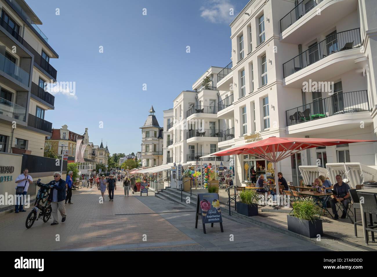 Fußgängerzone, Neubauten, Ferienwohnungen, Seestraße, Bansin, Usedom, Mecklenburg-Vorpommern, Deutschland Stockfoto