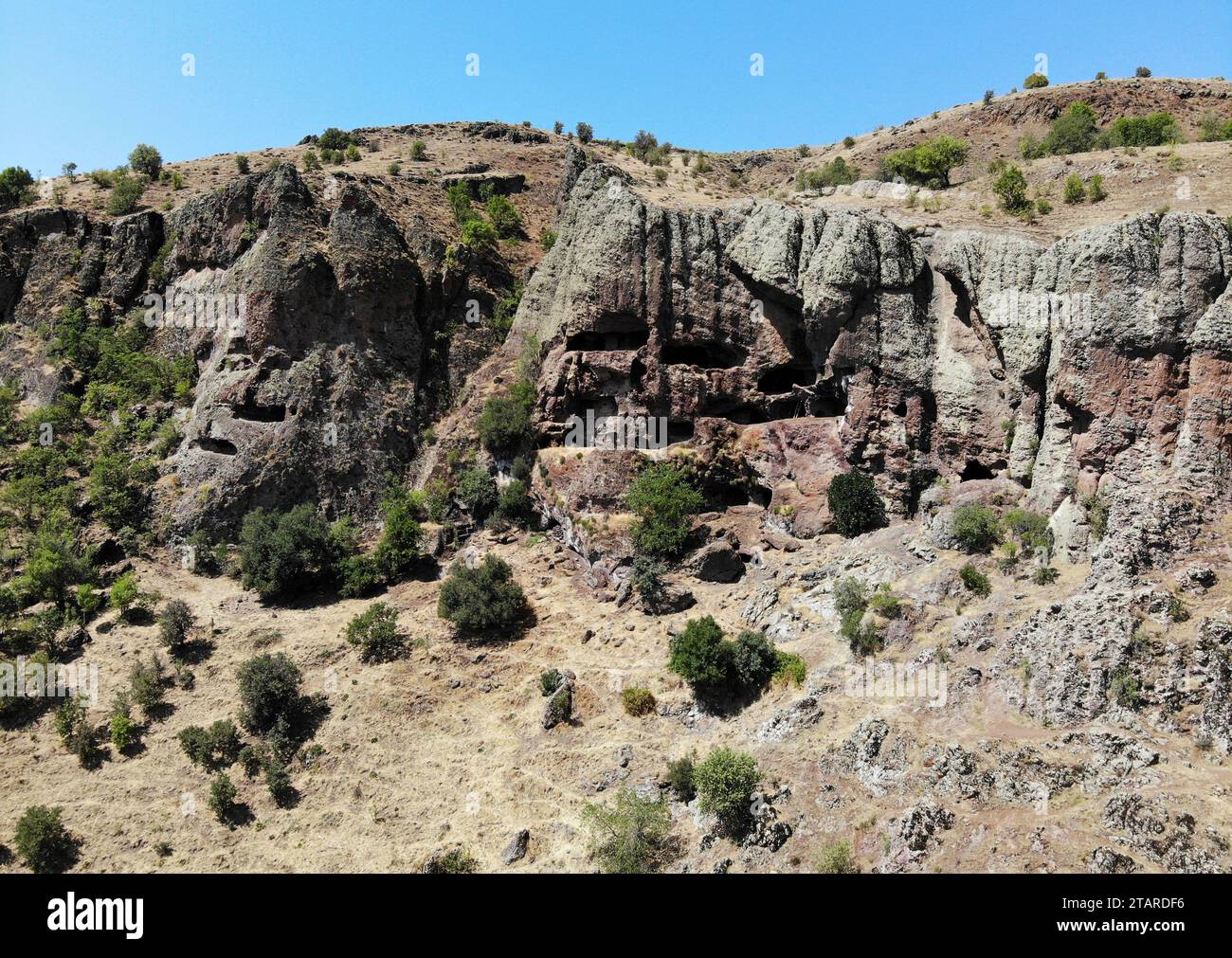 Die Zag-Höhlen befinden sich in Bingol, Türkei und stammen aus dem frühen 5. Jahrhundert, frühchristlicher Zeit. Stockfoto