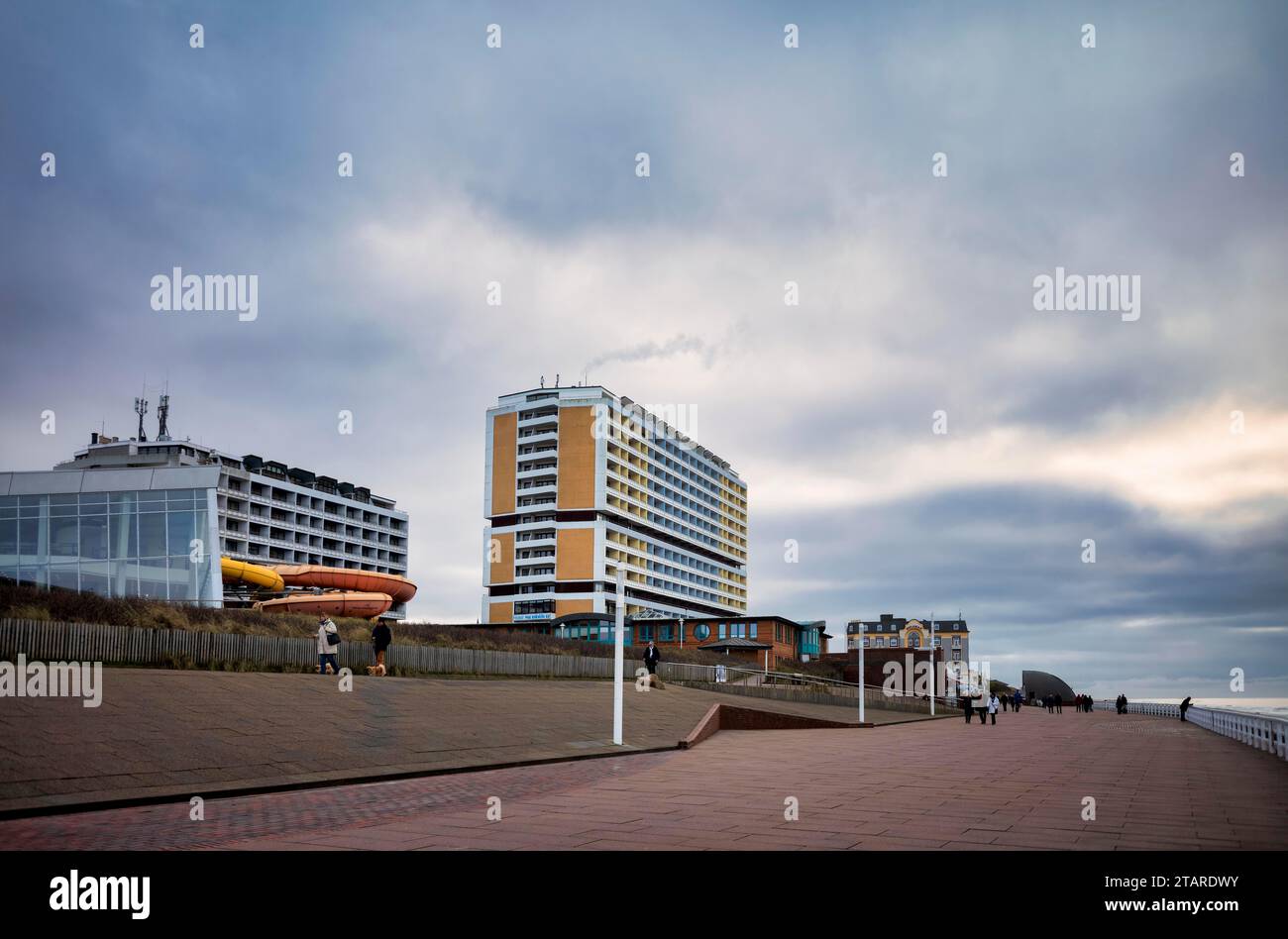 Blick von der Promenade des Hochhauses mit Ferienwohnungen, Gebäudekomplex aus den 1960er Jahren, Fertigbau-Ästhetik, neues Spa-Center Stockfoto