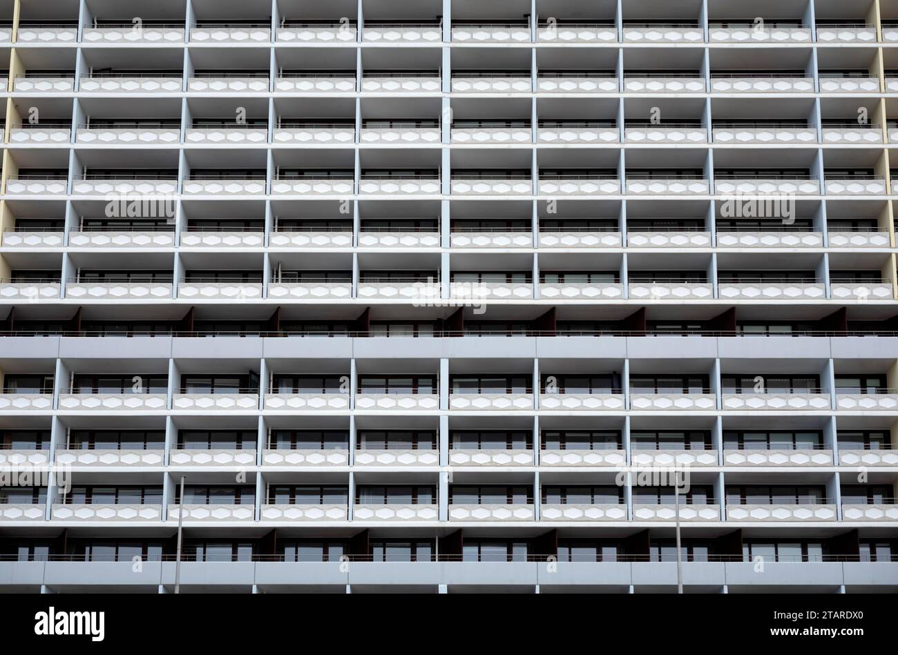 Hochhaus mit Ferienwohnungen, Gebäudekomplex aus den 1960er Jahren, Fertigbau-Ästhetik, neues Spa-Center, Westerland, Nordsee Stockfoto
