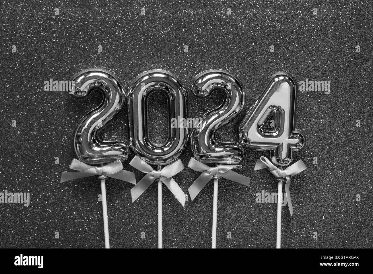 2024 Happy New Year Konzept - Alte silberne Zahlen auf grauem Metallstaub Glitter Hintergrund Stockfoto Stockfoto