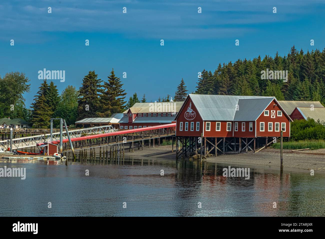 Hoonah, Icy Strait Point, Alaska USA-29.06.2019: Blick auf die Küste der restaurierten Gebäude der Salmon Cannery & Museum. Stockfoto