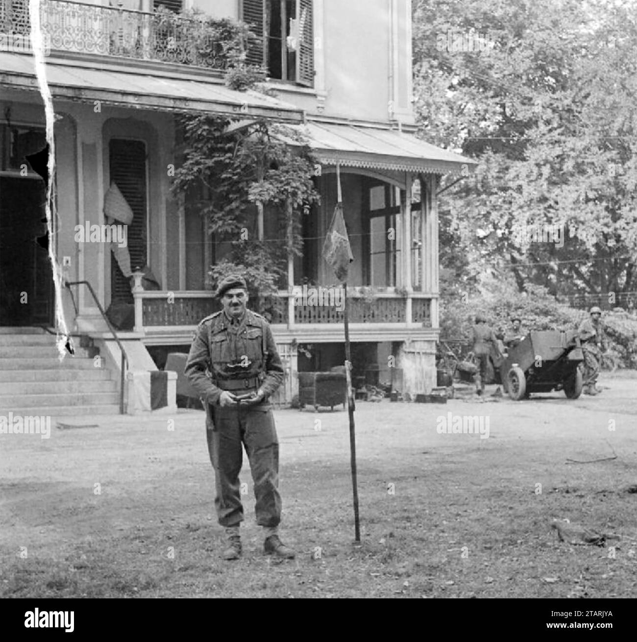 ROY URQUHART (1901-1988) als Generalmajor. Er steht neben dem Wimpel der Airborne Forces in seinem Hauptquartier im Hotel Hartenstein als Befehlshaber der 1. Airborne Division in der Schlacht von Arnheim im September 1944. Stockfoto