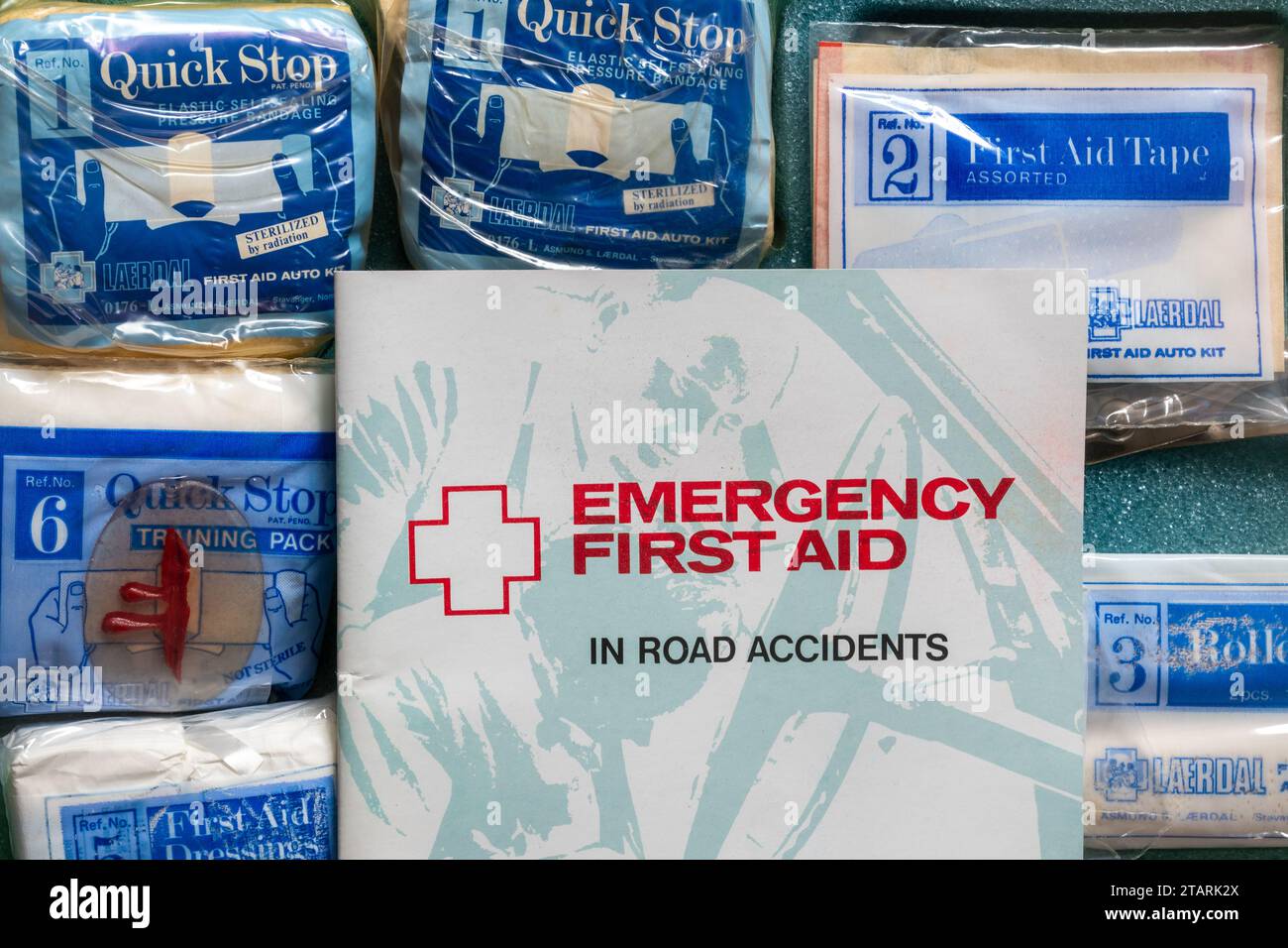 Erste-Hilfe-Kasten für Autofahrer, einschließlich Anweisungen für Verkehrsunfälle und Verbandsmaterial Stockfoto