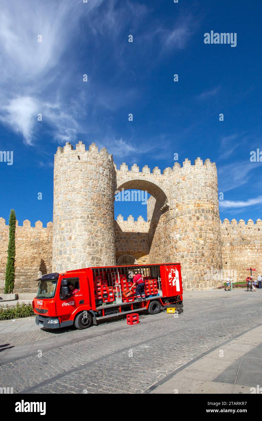 Coca-Cola-Wagen, der an den Festungsmauern und Befestigungen in der spanischen Stadt Avila, Spanien, geliefert wird Stockfoto