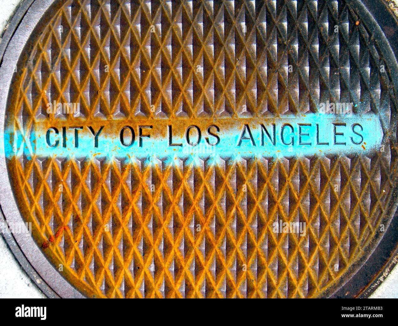 City of Los Angles Mannloch- oder Wartungsabdeckung auf einer Straße in der Innenstadt. Stockfoto
