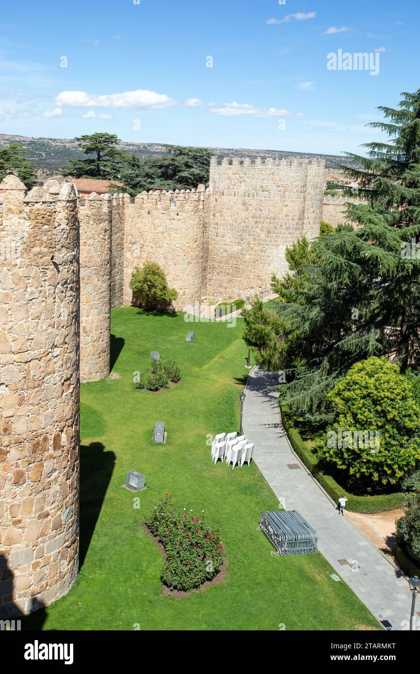 Blick von den Stadtmauern in der mittelalterlichen spanischen Stadt Aliva, Hauptstadt der spanischen Provinz Avila in der Provinz Kastilien und León Spanien Stockfoto