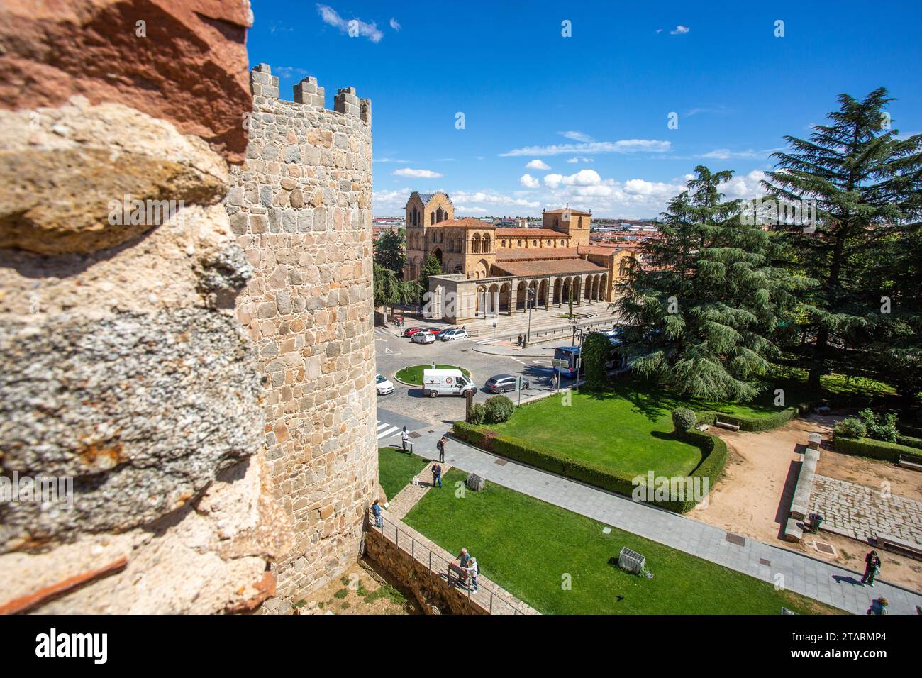 Blick von den Stadtmauern in der mittelalterlichen spanischen Stadt Aliva, Hauptstadt der spanischen Provinz Avila in der Provinz Kastilien und León Spanien Stockfoto