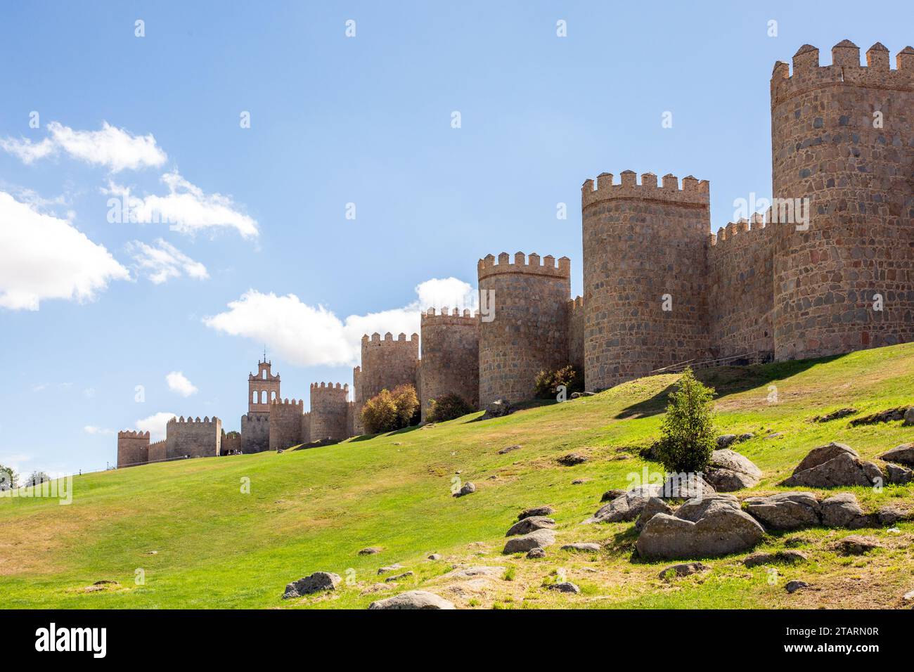 Die Stadtmauern und Befestigungsanlagen in der spanischen Stadt Avila in der autonomen Gemeinde Kastilien und León Spanien Stockfoto