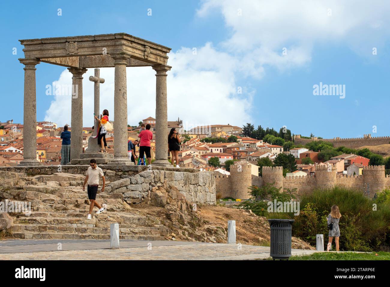 Der Mirador Los Cuatro Postes oder die vier Pfosten ein antikes Denkmal Aussichtspunkt über der spanischen Festungsstadt Avila markiert die Stadtgrenze Stockfoto