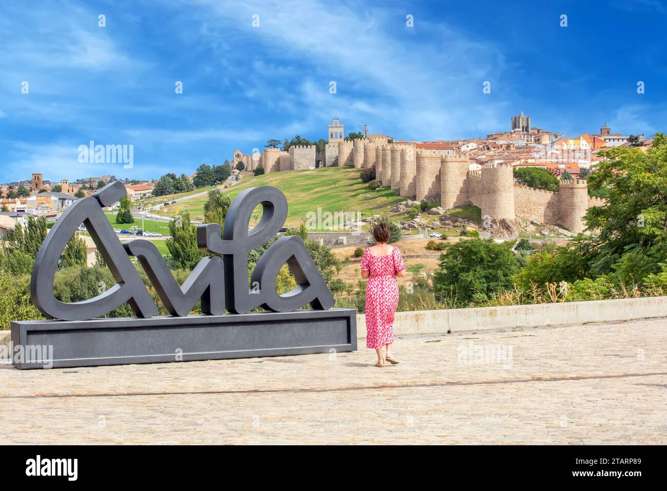 Frau, die den Blick von einem Aussichtspunkt über der spanischen Festungsstadt Avila bewundert Stockfoto