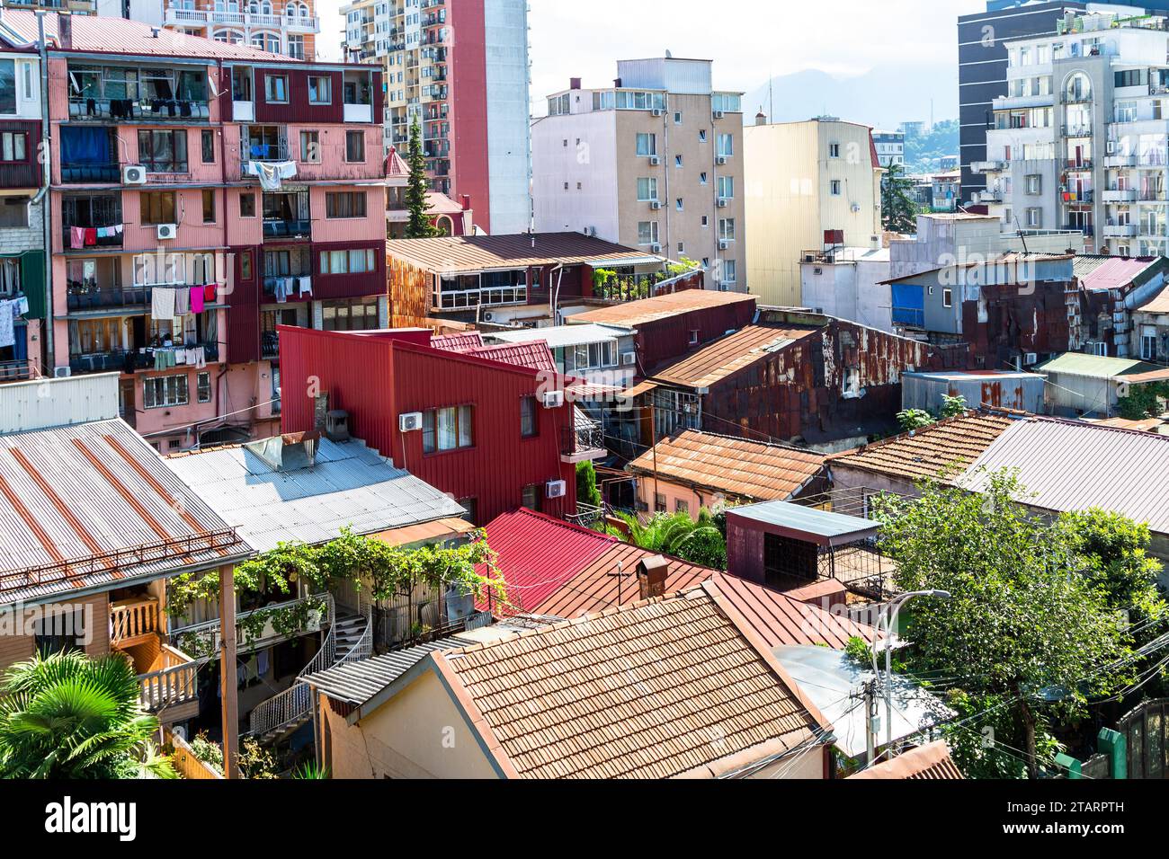 Reisen Sie nach Georgia - über dem Blick auf die dichte Stadtentwicklung in einem Wohnviertel in Batumi City am sonnigen Morgen Stockfoto