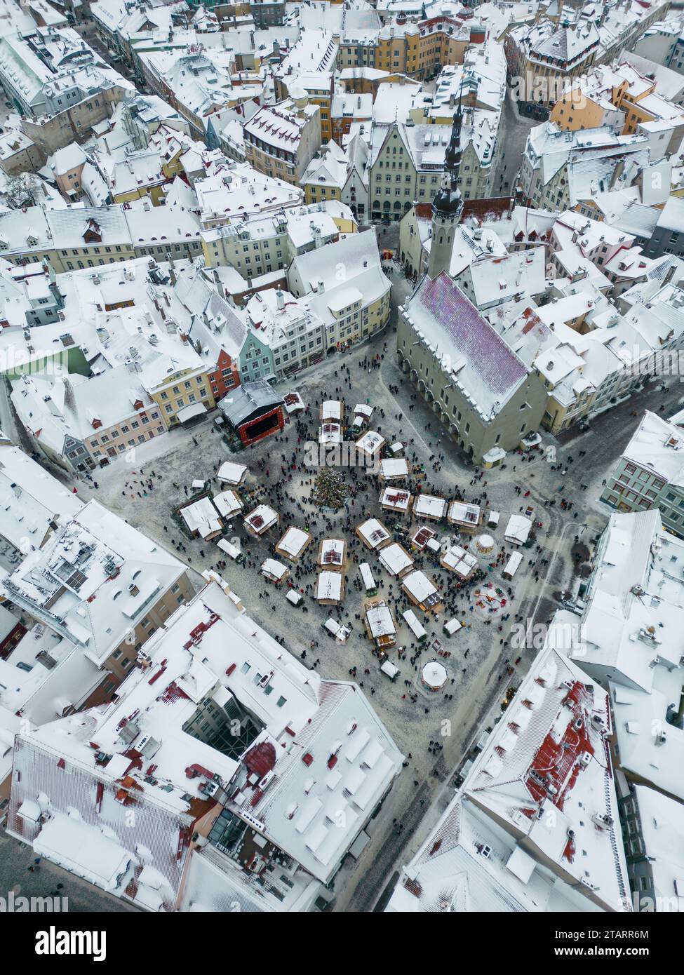 Blick aus der Vogelperspektive auf den Weihnachtsmarkt in Tallinns Altstadt, Raekoja Plats. Stockfoto