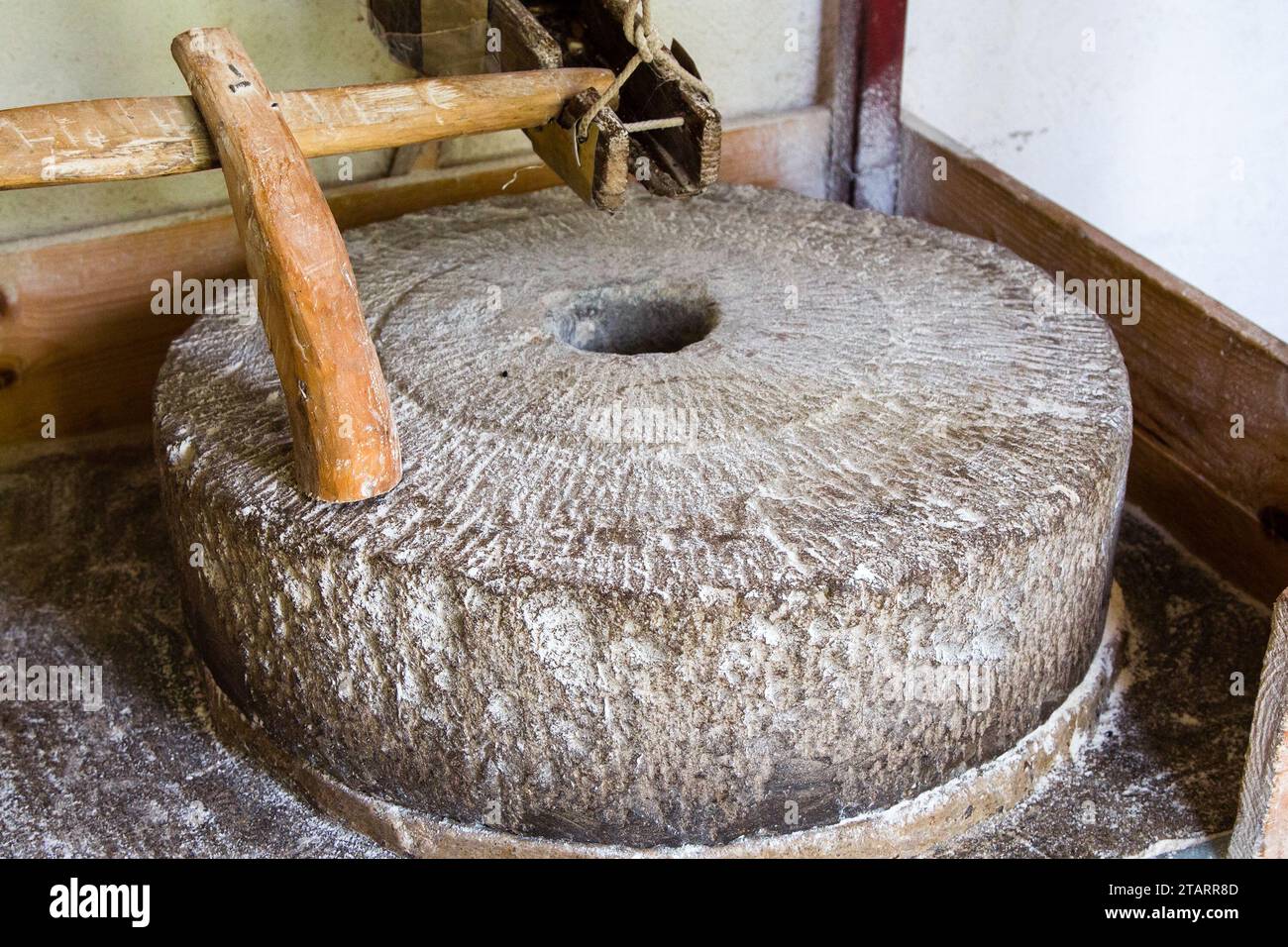 Reisen Sie nach Georgia - Handmühle in einer kleinen rustikalen Mühle im Dorf Mirveti in Adjara, Georgia Stockfoto