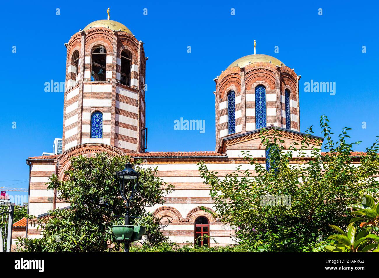 Reisen Sie nach Georgien - Kuppel der griechischen Kirche St. Nikolaus in Batumi an sonnigen Tagen. Diese Kirche ist mehr als 150 Jahre alt und gehört zu den ältesten Stockfoto