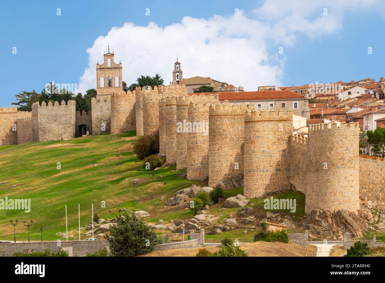 Die Stadtmauern und Befestigungsanlagen in der spanischen Stadt Avila in der autonomen Gemeinde Kastilien und León Spanien Stockfoto