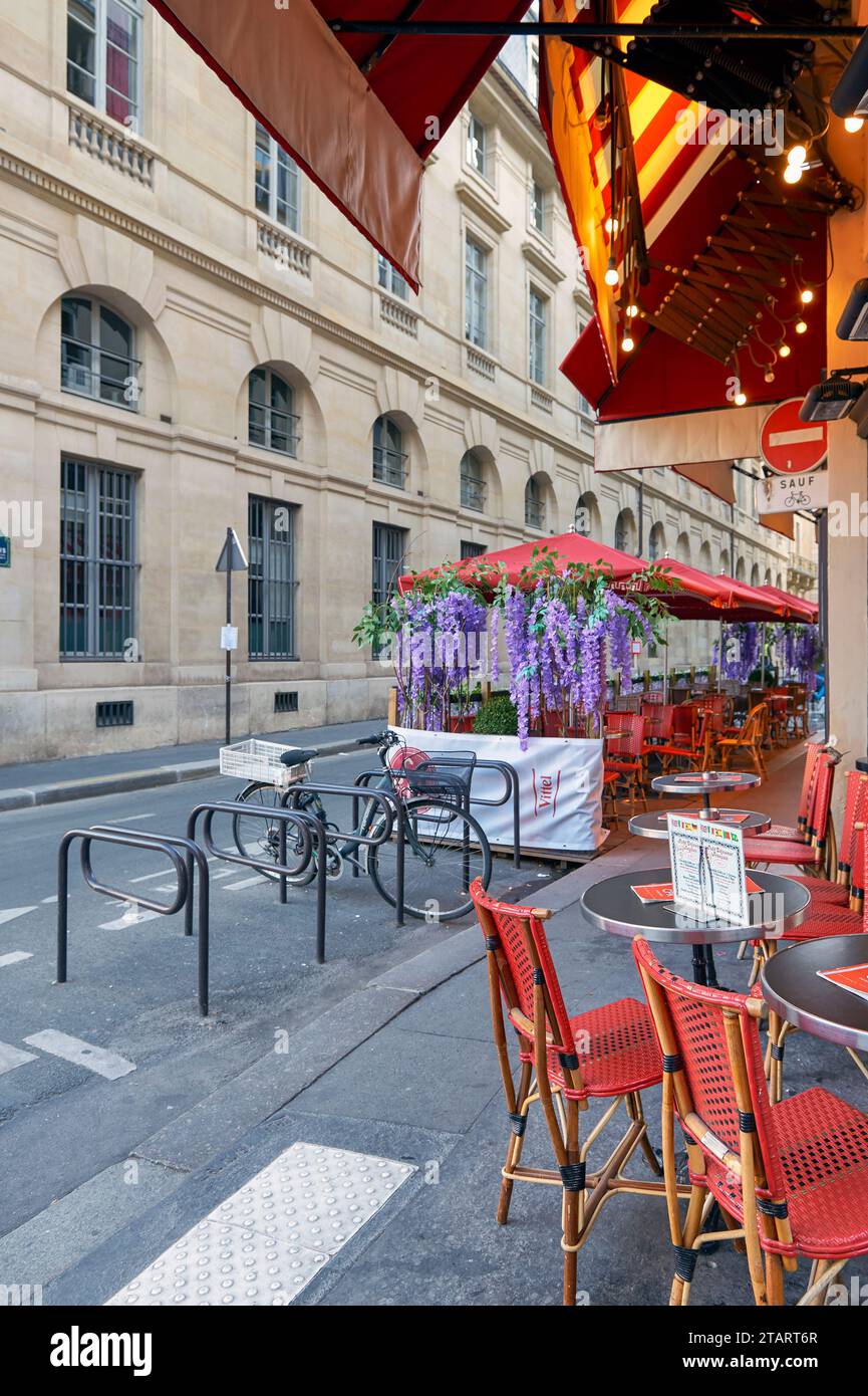 Traditionelles Pariser Café im Stadtzentrum Stockfoto