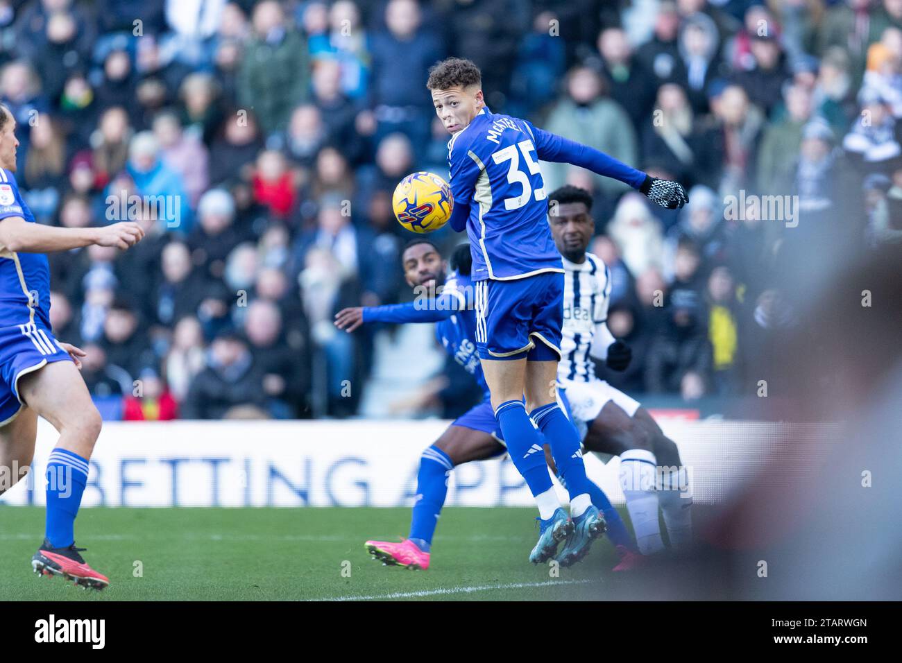 Kasey McAteer aus Leicester in Aktion während des Sky Bet Championship-Spiels zwischen West Bromwich Albion und Leicester City in den Hawthorns, West Bromwich am Samstag, den 2. Dezember 2023. (Foto: Gustavo Pantano | MI News) Credit: MI News & Sport /Alamy Live News Stockfoto