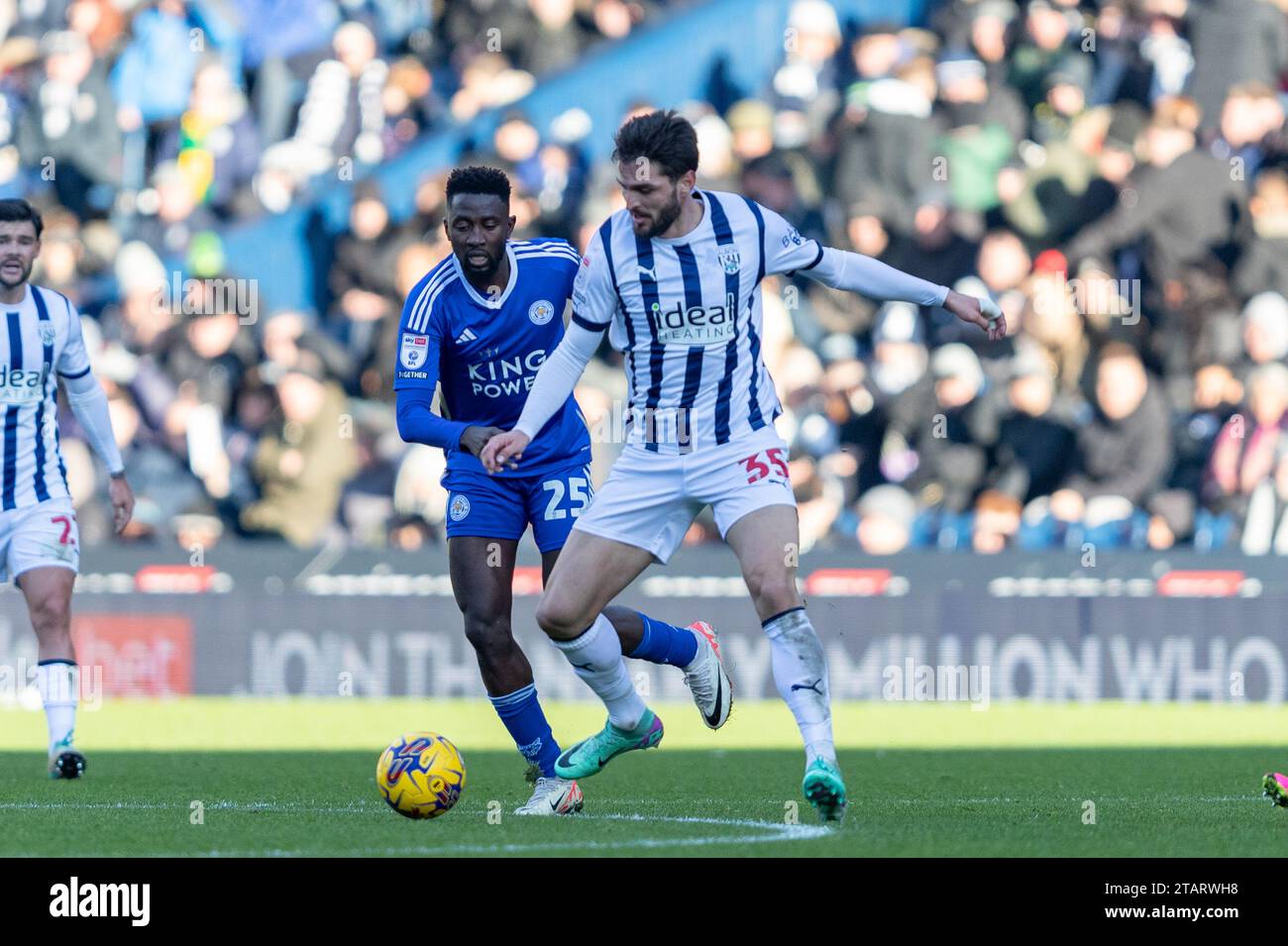 Okay Yokuslu aus West Bromwich Wilfred Ndidi aus Leicester während des Sky Bet Championship Matches zwischen West Bromwich Albion und Leicester City bei den Hawthorns, West Bromwich am Samstag, den 2. Dezember 2023. (Foto: Gustavo Pantano | MI News) Credit: MI News & Sport /Alamy Live News Stockfoto