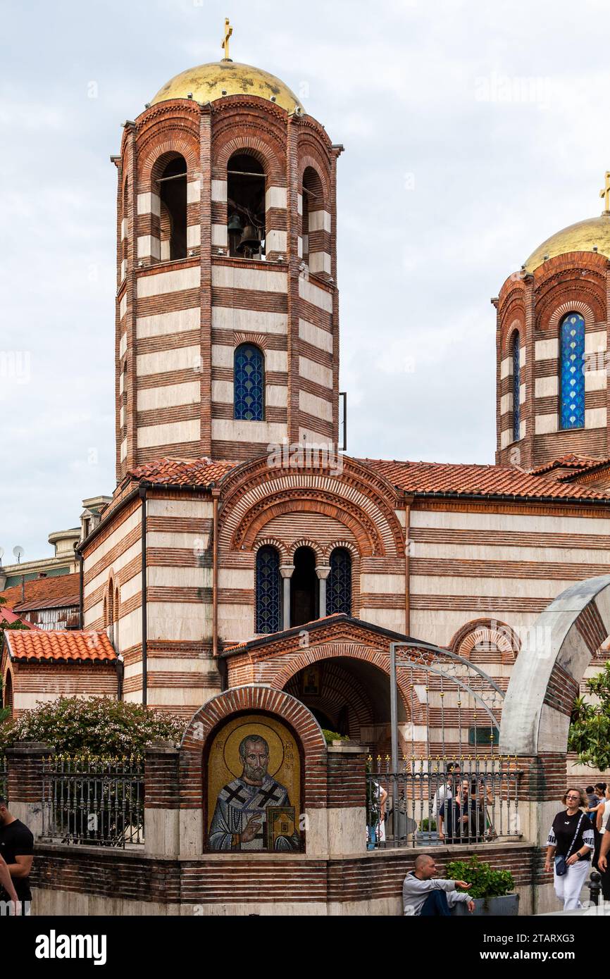 Batumi, Georgia – 16. September 2023: Menschen in der Nähe der griechischen Nikolaikirche in Batumi bei bewölktem, bewölktem Tag. Diese Kirche ist mehr als 150 Jahre alt Stockfoto