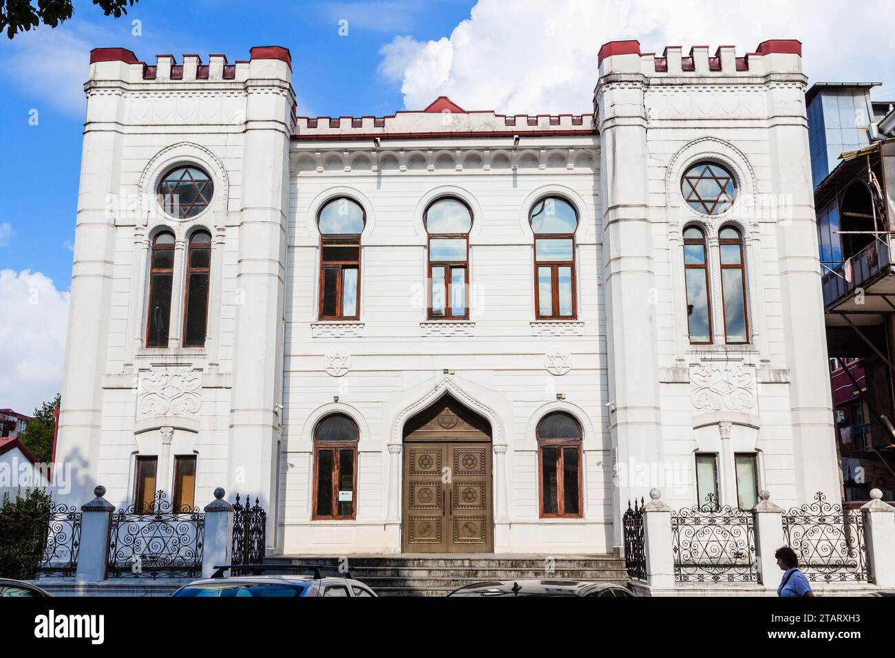 Batumi, Georgien - 17. September 2023: Fassade der Batumi Synagoge in Batumi City am sonnigen Herbsttag. Das Gebäude wurde 190 von Semjon Vulkowitsch erbaut Stockfoto