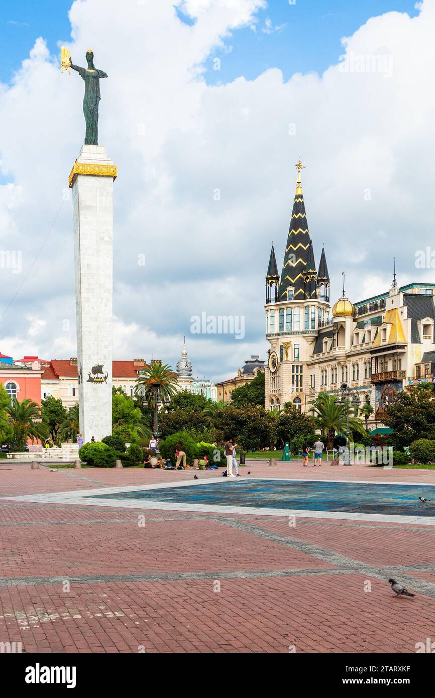 Batumi, Georgien - 17. September 2023: Europaplatz mit Medea-Denkmal in Batumi am Herbsttag. Die Statue wurde vom Präsidenten von Georgia Mikh enthüllt Stockfoto