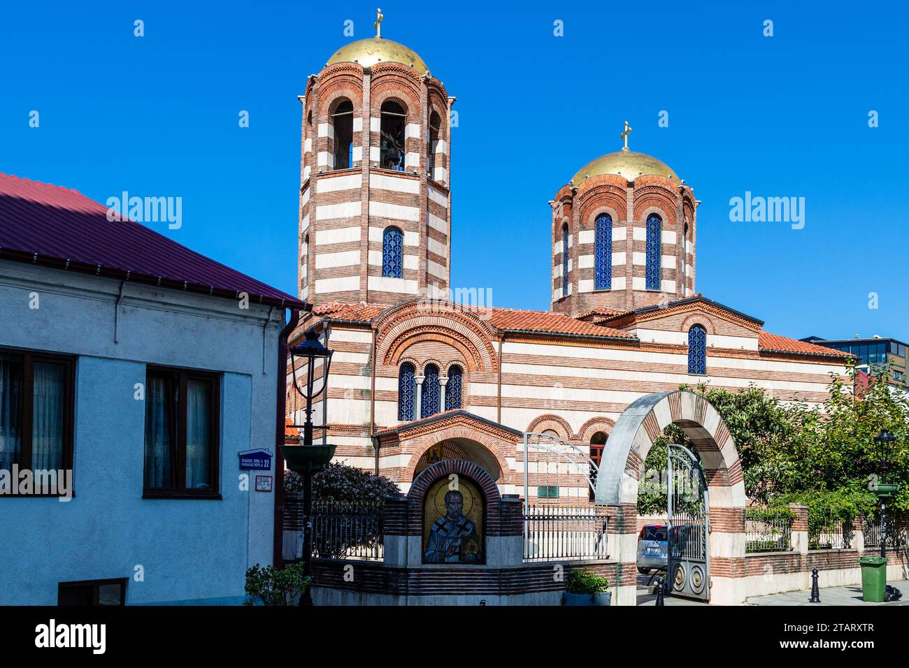Batumi, Georgien - 19. September 2023: Tore der griechischen Nikolaikirche in Batumi an sonnigen Tagen. Diese Kirche ist mehr als 150 Jahre alt und ist es Stockfoto