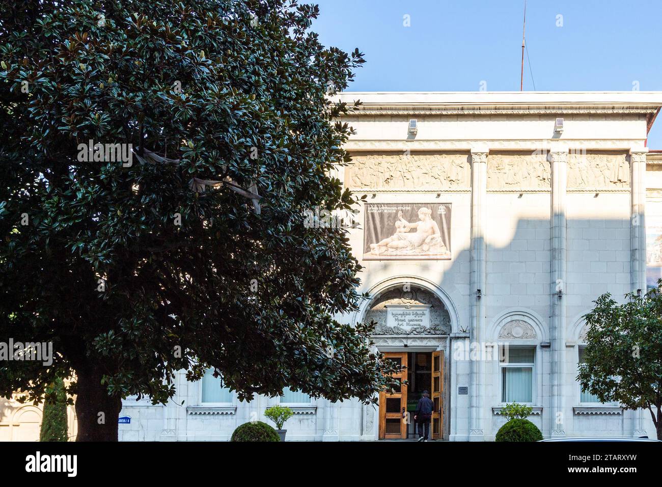 Batumi, Georgia - 21. September 2023: Fassade des Hauses des Staatlichen Kunstmuseums von Adjara in Batumi am Herbstmorgen Stockfoto