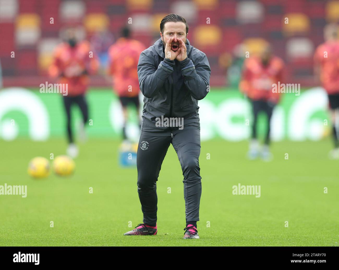 London, Großbritannien. Dezember 2023. Jared Roberts-Smith, Leiter der Sportwissenschaft von Luton Town, während des Spiels der Premier League im Gtech Community Stadium in London. Der Bildnachweis sollte lauten: Paul Terry/Sportimage Credit: Sportimage Ltd/Alamy Live News Stockfoto