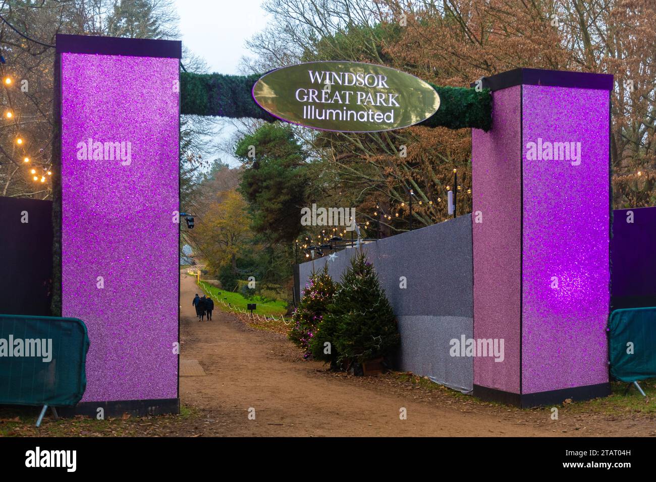 Windsor Great Park beleuchtet, Weihnachtsveranstaltung mit festlichen Lichtern und Dekorationen, Surrey, England, Großbritannien. Eintritt zur Veranstaltung im Dezember 2023 Stockfoto