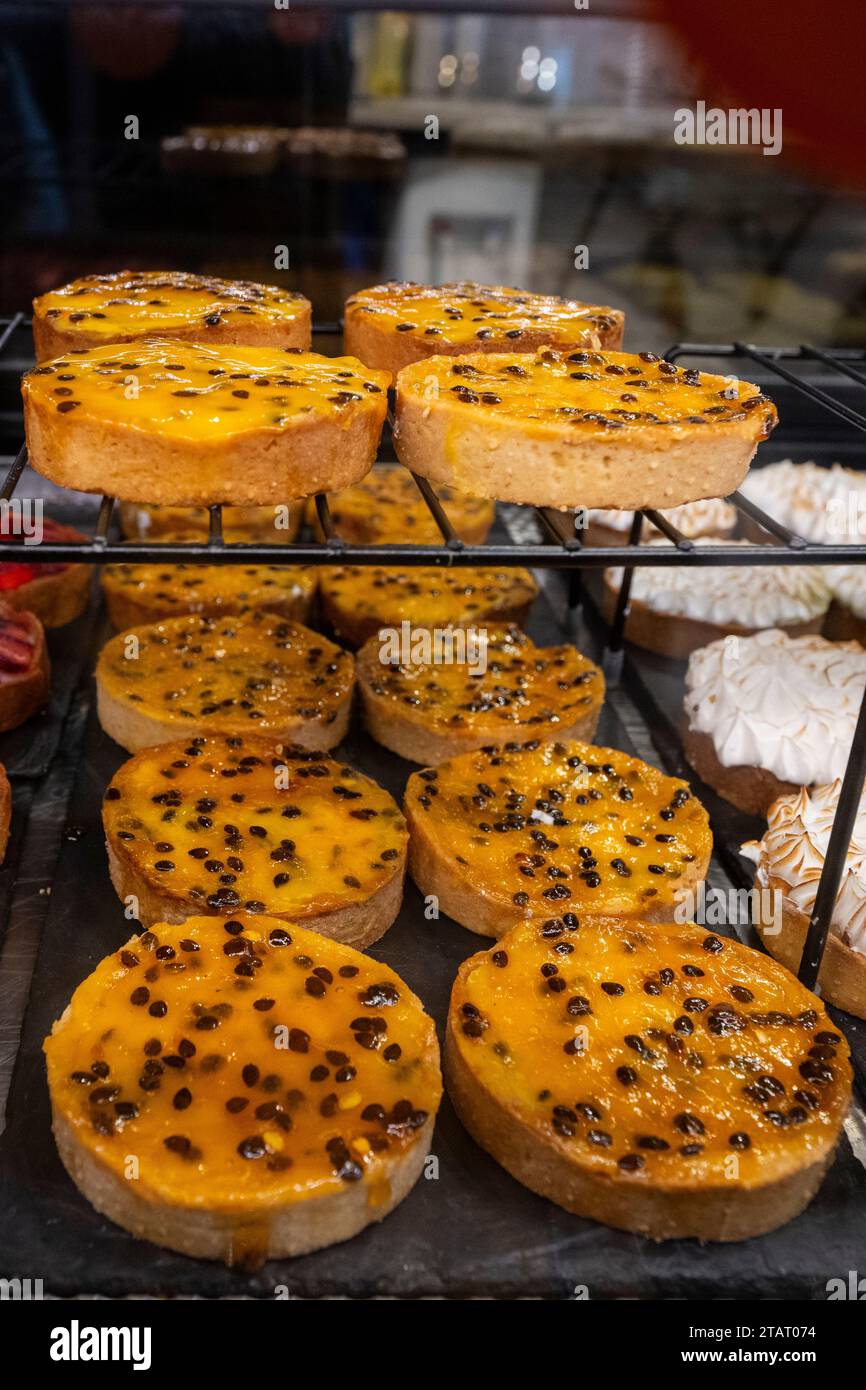 Argentinien, Buenos Aires, San Telmo Market. Frische Obsttörtchen in der Bäckerei, Erdbeeren, Zitronenmeringue und Passionsfrucht. Stockfoto