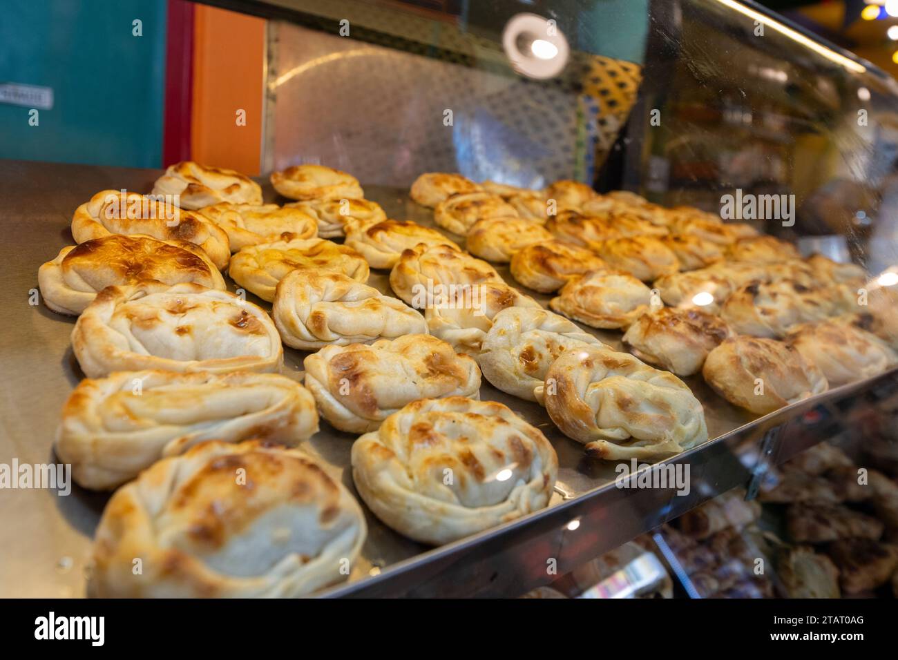 Argentinien, Buenos Aires, San Telmo Markt, Bäckerei. Empanadas, traditionelle herzhafte Fleischbrötchen. Stockfoto