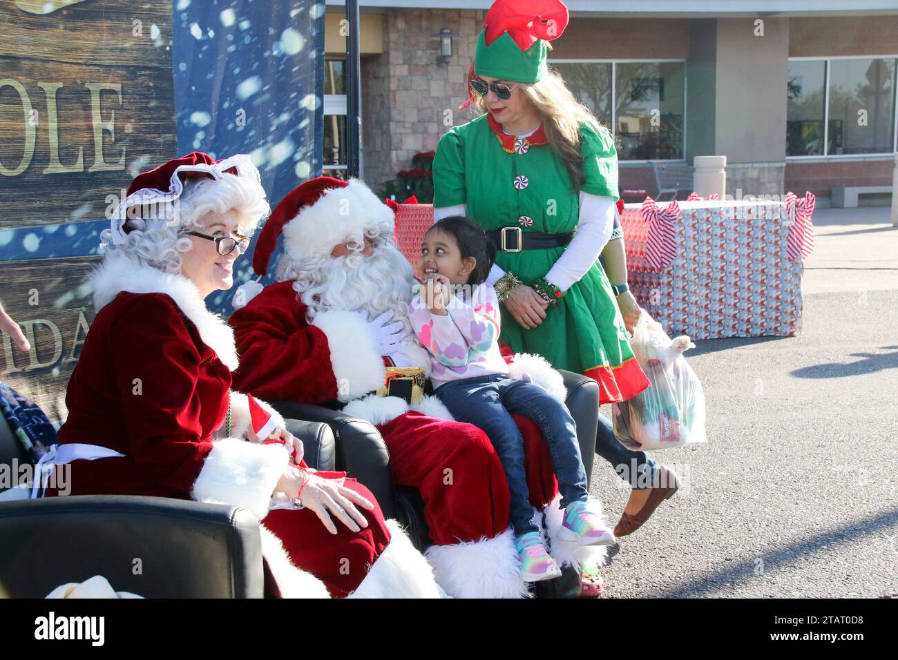 Das Gilbert Fire and Rescue Department veranstaltet am 2. Dezember 2023 sein 9. Jährliches Ride with Santa Event auf dem Parkplatz des Walmart Supercenters in SanTan Village Marketplace, Gilbert, Arizona. Wer ein neues, unverpacktes Spielzeug oder Geschenk spendet, kann mit einem Feuerwehrwagen von Gilbert fahren, ein Foto mit Santa und Mrs. Claus machen und den Grinch und andere besondere Gäste treffen. Alle Spenden gehen an Gilbert Public Schools, um bedürftigen Kindern zu helfen. (Foto: Alexandra Buxbaum/SIPA USA) Credit: SIPA USA/Alamy Live News Stockfoto