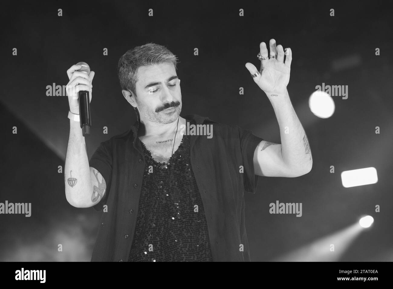 Sänger Rayden tritt während des Konzerts im Wizink Center in Madrid auf. Dezember 2023 Spanien Stockfoto