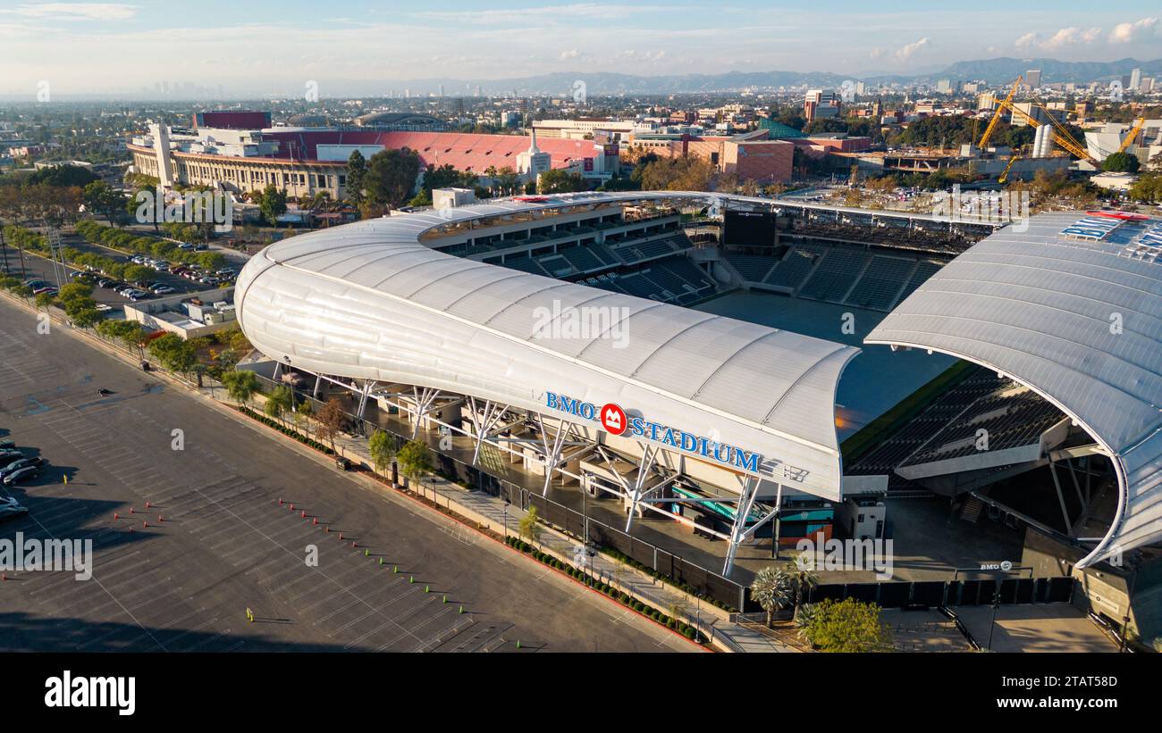 Los Angeles, CA - 17. November 2023: BMO-Stadion mit dem Los Angeles Memorial Coliseum im Hintergrund Stockfoto