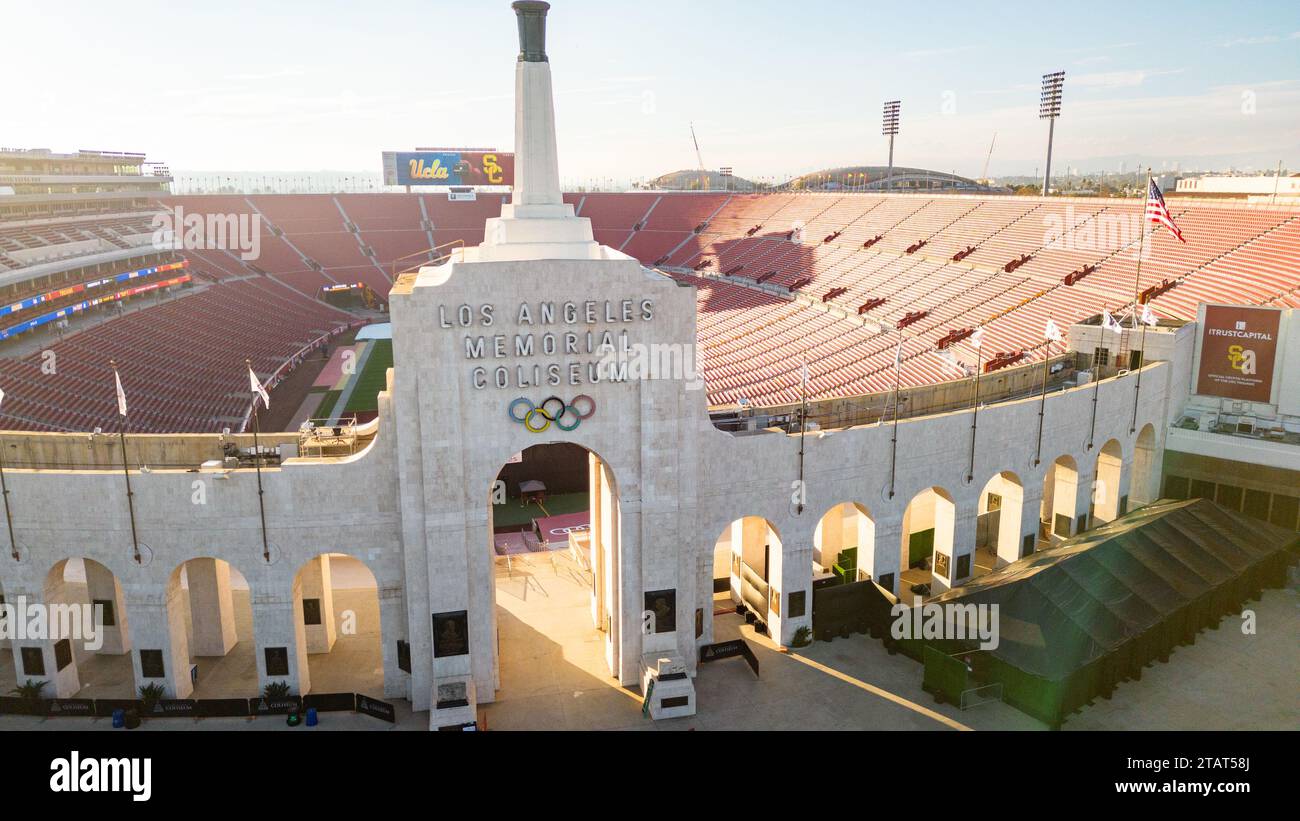Los Angeles, CA - 17. November 2023: Los Angeles Memorial Coliseum, Heimstadion von USC Football, Olympischen Spielen und anderen Veranstaltungen. Stockfoto