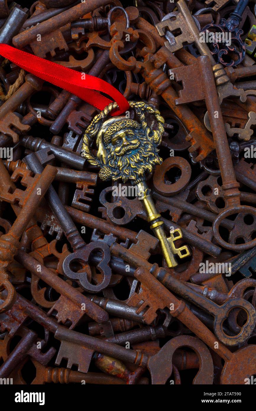 Santa Skeleton Key Auf Einem Haufen Alter Schlüssel Stockfoto