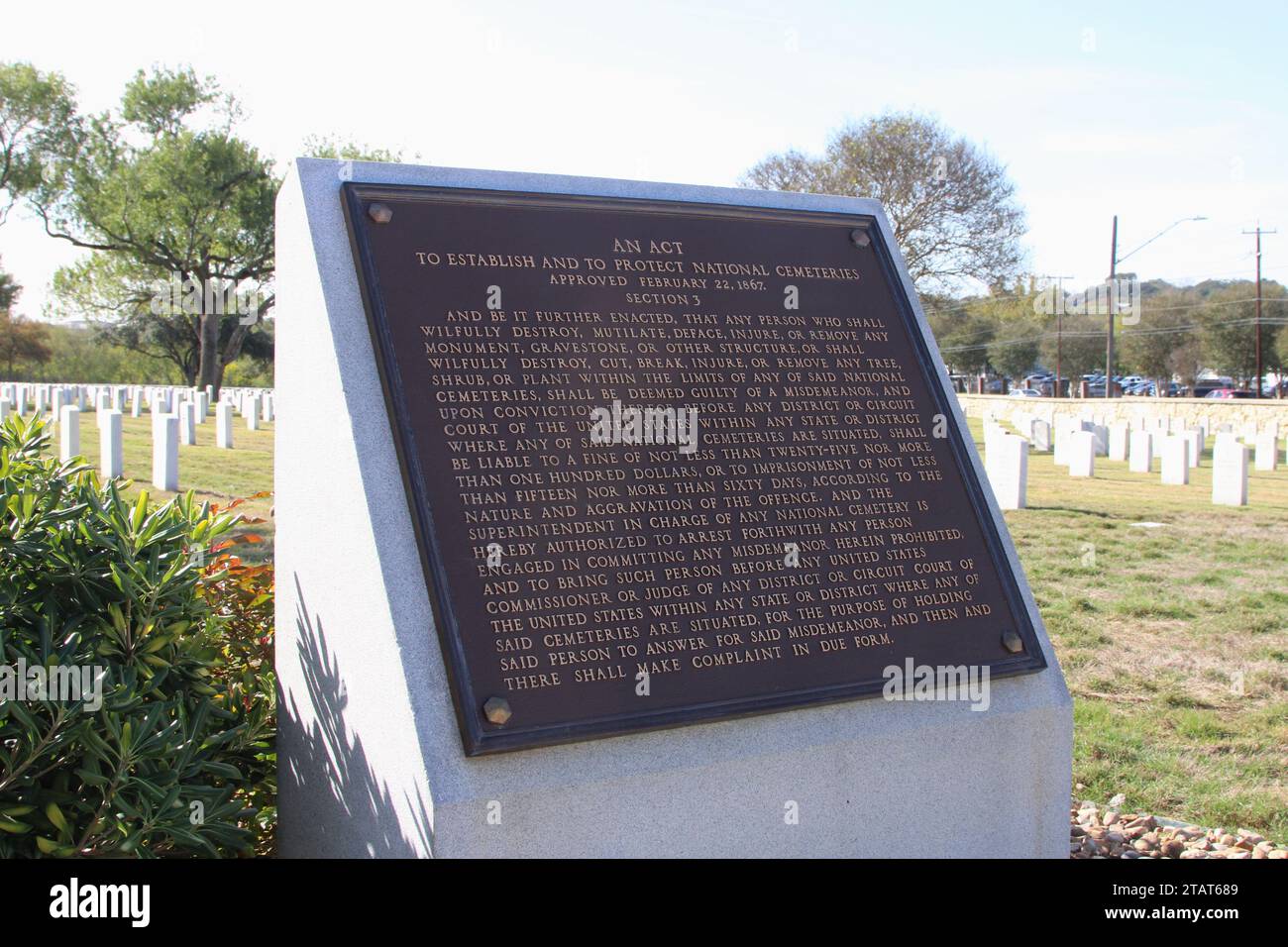 San Antonio, USA. Dezember 2023. Ein Gesetz zur Einrichtung und zum Schutz der nationalen Friedhöfe am 1. Dezember 2023 in der Nähe des Eingangs zum Fort Sam Houston National Cemetery in San Antonio, Texas, USA. Derzeit hat der Friedhof 338 Acres, von denen 200 Acres erschlossen wurden. Der Fort Sam Houston National Cemetery hat das Potenzial, über Jahrzehnte geöffnet zu bleiben. (Foto: Carlos Kosienski/SIPA USA) Credit: SIPA USA/Alamy Live News Stockfoto