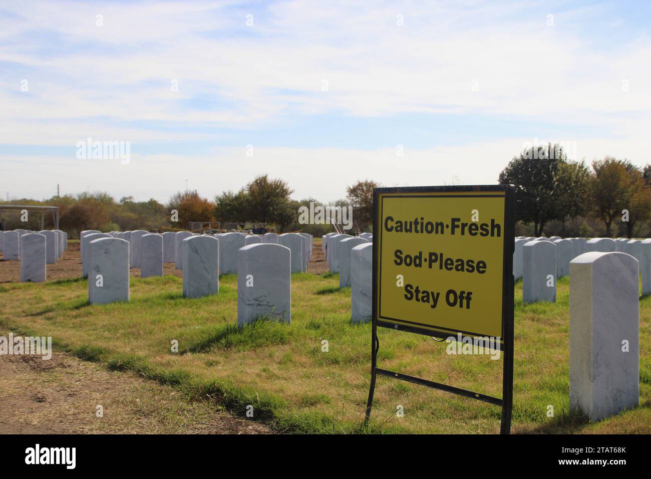 San Antonio, USA. Dezember 2023. Ein Schild für frischen Spatenstich im Abschnitt 84 des Fort Sam Houston National Cemetery in San Antonio, Texas, USA, am 1. Dezember 2023. Derzeit hat der Friedhof 338 Acres, von denen 200 Acres erschlossen wurden. Der Fort Sam Houston National Cemetery hat das Potenzial, über Jahrzehnte geöffnet zu bleiben. (Foto: Carlos Kosienski/SIPA USA) Credit: SIPA USA/Alamy Live News Stockfoto