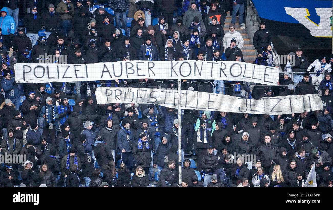 Mannheim, Deutschland. Dezember 2023. Die Fans vom SV Waldhof Mannheim zeigen in der Fankurve ein Banner, Spruchband mit der Aufschrift: Polizei außer Kontrolle - Prüfstelle jetzt!!, Fans, Ultras Publikum, Zuschauer, Stimmung, Atmosphäre, Stadion, Protest, Protestaktion, protestieren, Aktion, 02.12.2023, Mannheim (Deutschland), Fussball, 3. LIGA, SV WALDHOF MANNHEIM - FC INGOLSTADT 04, DFB/DFL-VORSCHRIFTEN VERBIETEN JEDE VERWENDUNG VON FOTOGRAFIEN ALS BILDSEQUENZEN UND/ODER QUASI-VIDEO. Quelle: dpa/Alamy Live News Stockfoto