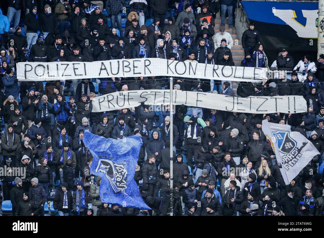 Mannheim, Deutschland. Dezember 2023. Die Fans vom SV Waldhof Mannheim zeigen in der Fankurve ein Banner, Spruchband mit der Aufschrift: Polizei außer Kontrolle - Prüfstelle jetzt!!, Fans, Ultras Publikum, Zuschauer, Stimmung, Atmosphäre, Stadion, Protest, Protestaktion, protestieren, Aktion, 02.12.2023, Mannheim (Deutschland), Fussball, 3. LIGA, SV WALDHOF MANNHEIM - FC INGOLSTADT 04, DFB/DFL-VORSCHRIFTEN VERBIETEN JEDE VERWENDUNG VON FOTOGRAFIEN ALS BILDSEQUENZEN UND/ODER QUASI-VIDEO. Quelle: dpa/Alamy Live News Stockfoto