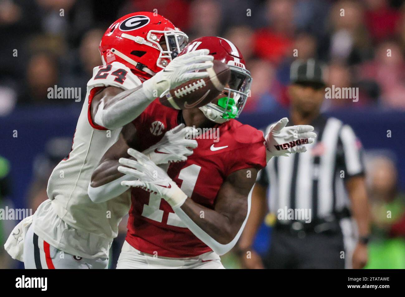 Atlanta, USA. Dezember 2023. Malaki Starks (24) bricht einen Pass für den Alabama Wide Receiver Malik Benson (11) während der ersten Hälfte des SEC-Meisterschaftsspiels im Mercedes-Benz Stadium am Samstag, den 2. Dezember 2023 in Atlanta auf. (Foto: Jason Getz/The Atlanta Journal-Constitution/TNS/SIPA USA) Credit: SIPA USA/Alamy Live News Stockfoto